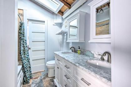 Charming Jacuzzi-Suite - Walk to Parsons Beach! - image 11