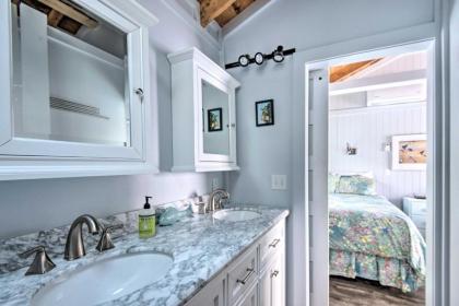 Charming Jacuzzi-Suite - Walk to Parsons Beach! - image 9